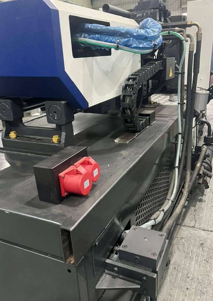 injection moulding machine 15