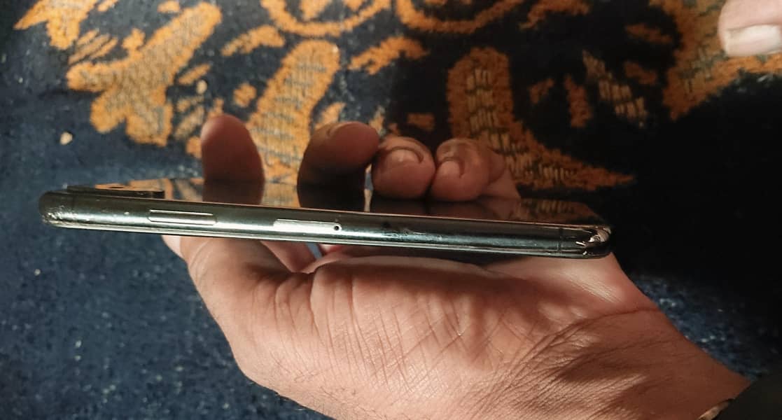 Apple iPhone X 4