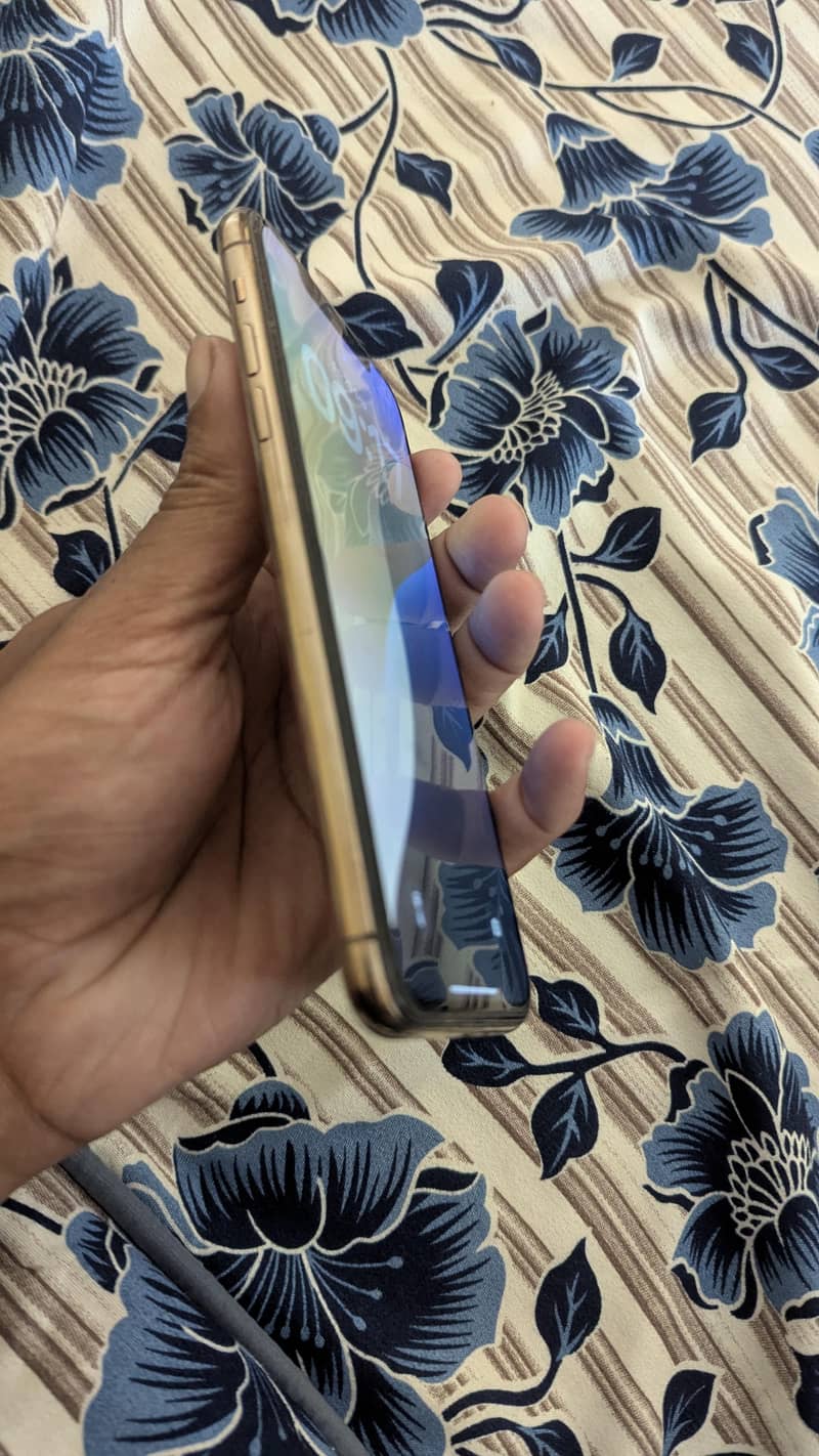 Apple iPhone 11 Pro Max 4