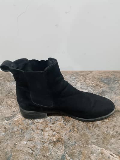Black Chelsea boots