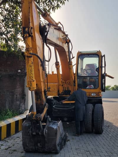 Exavator Hyundai 2004 model  NO : 03016628093