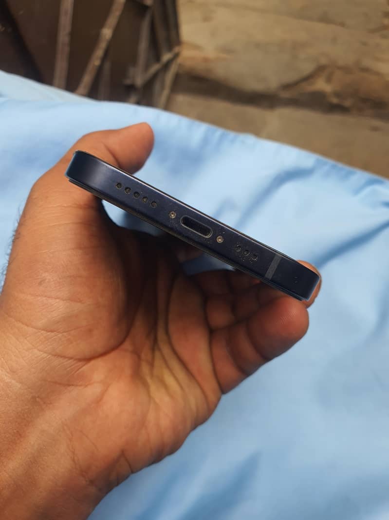 Apple iPhone 12 4