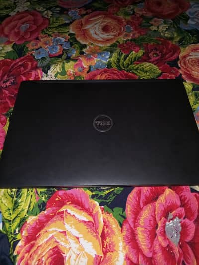 Dell laptop generation 7 core i5 8 gb ram 256 gb ssd 128MBgraphic card