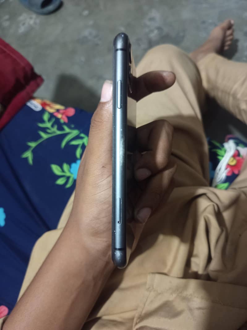 Apple iPhone 11 3
