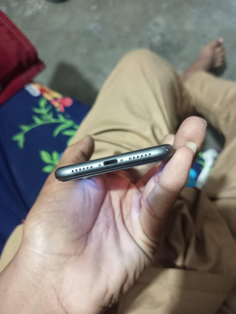 Apple iPhone 11 4