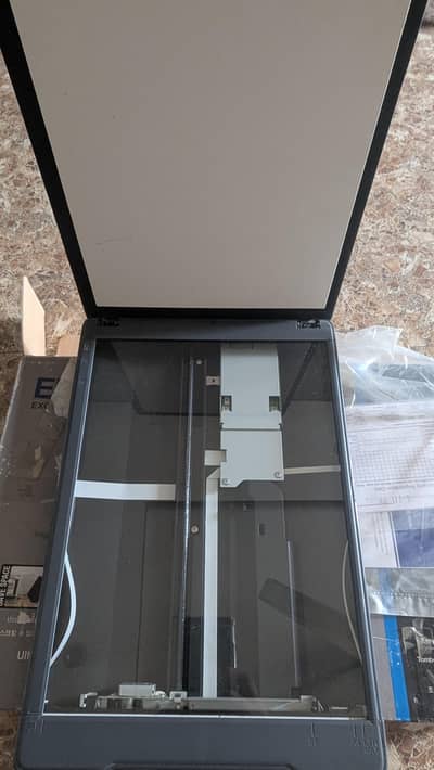 Epson Perfection V39 Color Scanner. good condition with original box