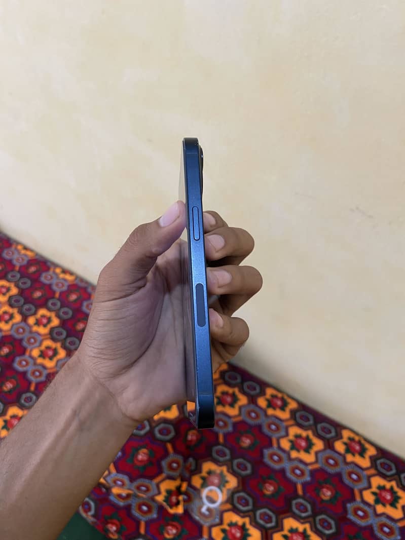 Apple iPhone 13 4