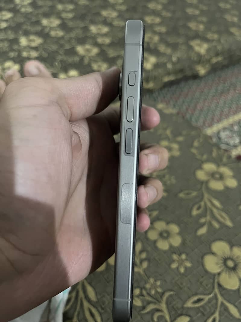 Apple iPhone 15 Pro 4