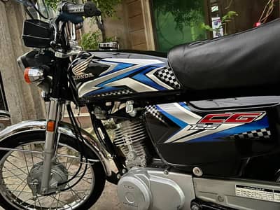 Honda 125 in lush condition 2025 model