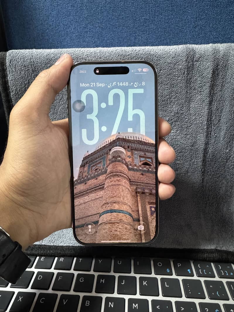 Apple iPhone 16 Pro 1