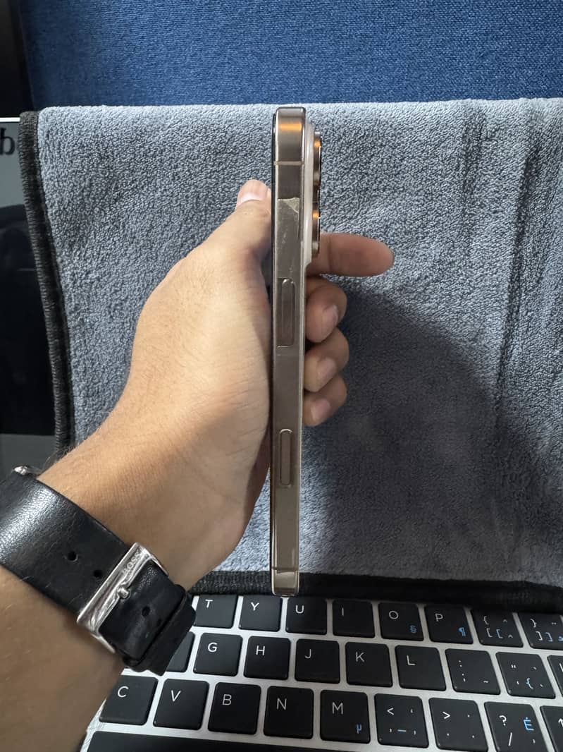 Apple iPhone 16 Pro 2