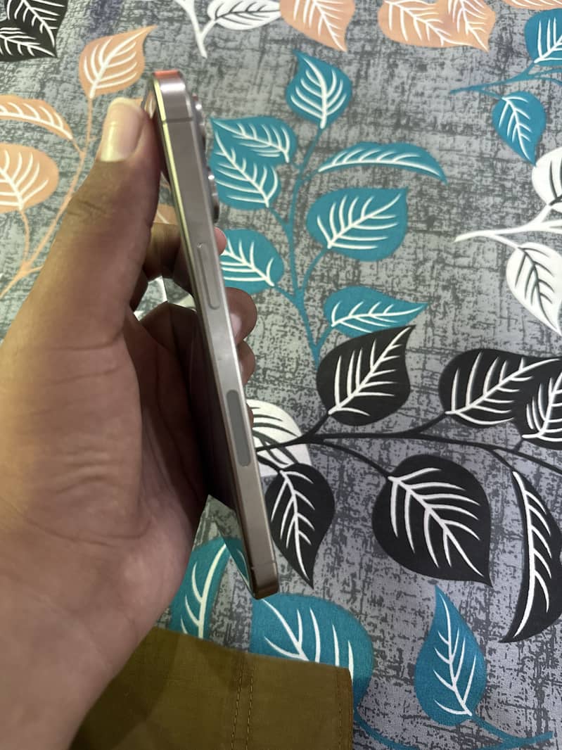 Apple iPhone 15 Pro Max 2