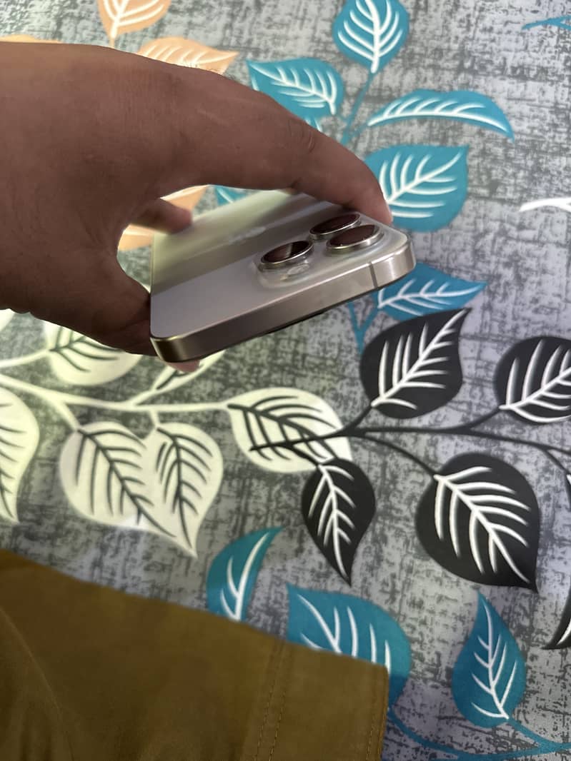 Apple iPhone 15 Pro Max 4