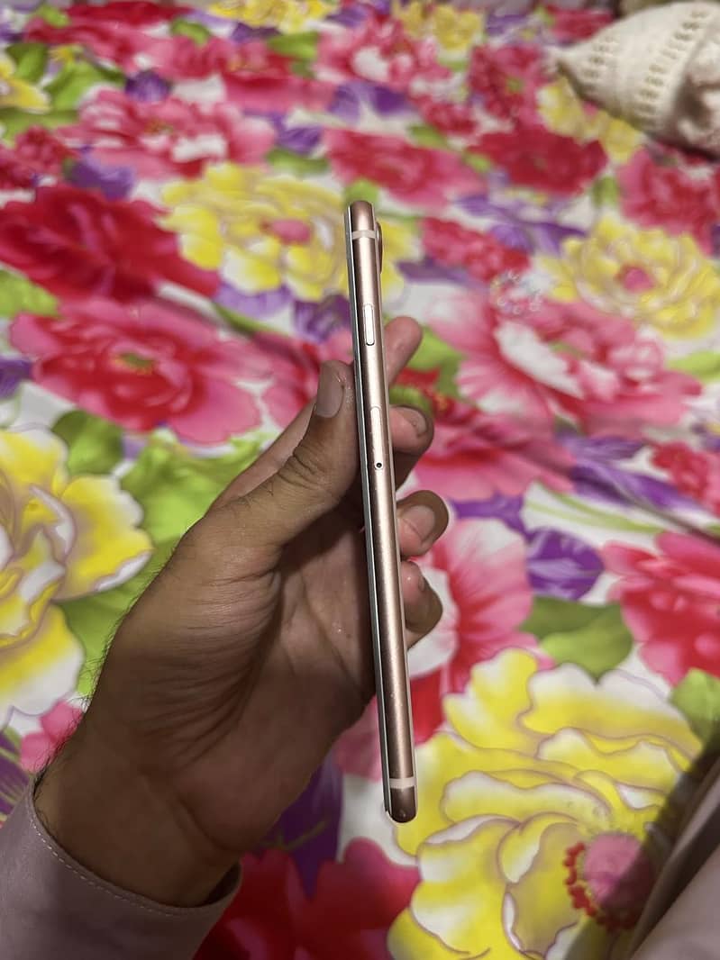 Apple iPhone 8 Plus 4