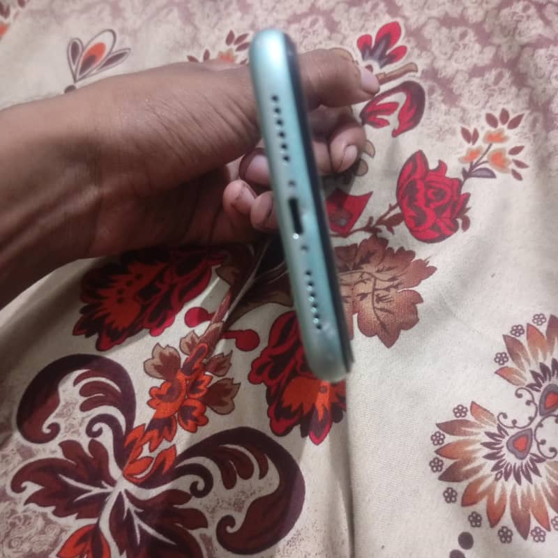 Apple iPhone 11 3