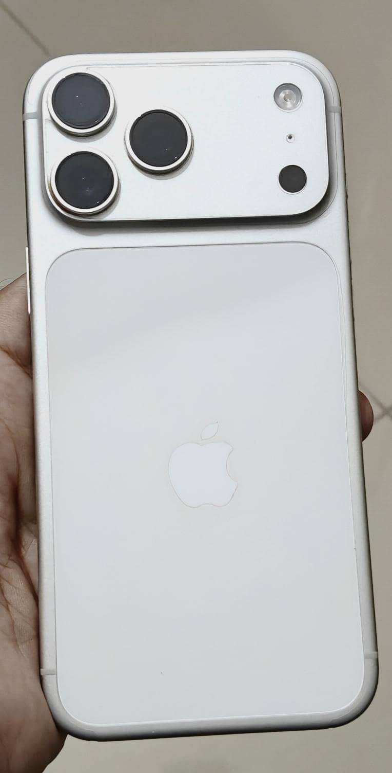 Apple iPhone 17 Pro Max 1