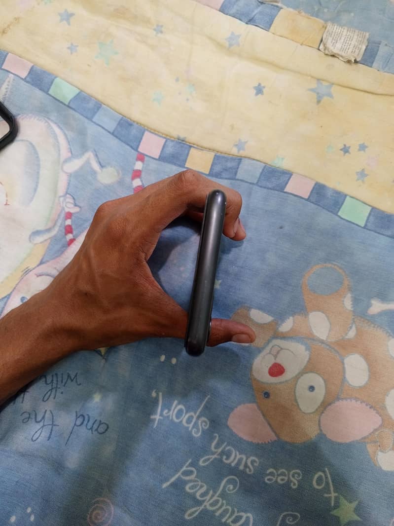 Apple iPhone 11 3