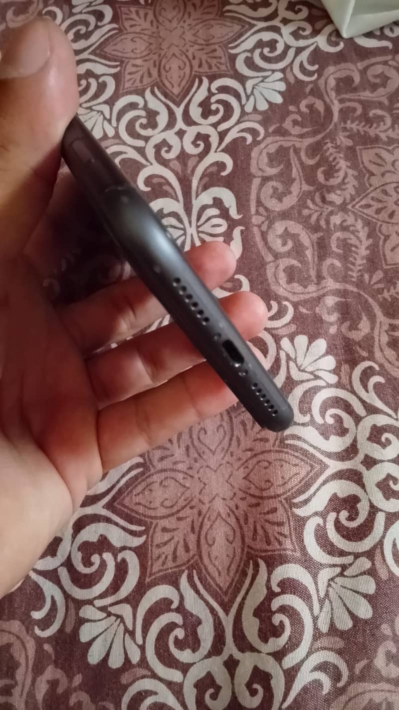 Apple iPhone 11 4