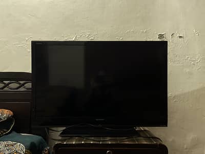 Sharp 32 Inch LCD TV – LC-32LE240M – Good Condition