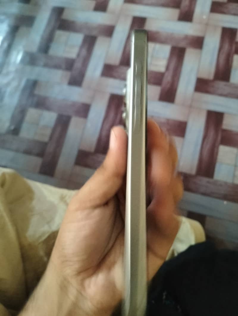 Apple iPhone 15 Pro Max 4