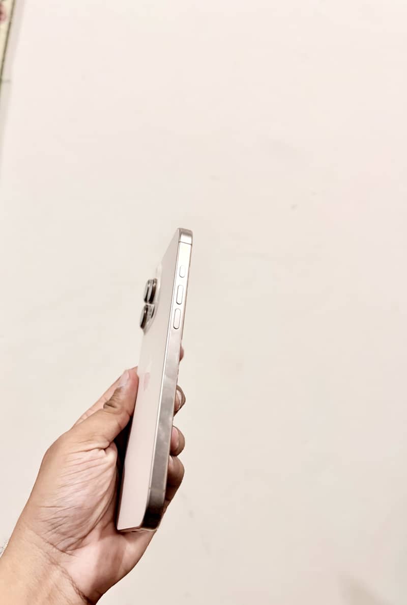 Apple iPhone 16 Pro Max 2