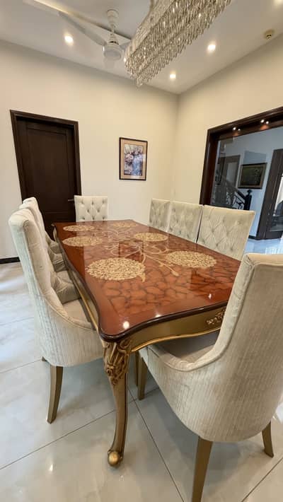 Beautiful dining table - 8 seater - wood