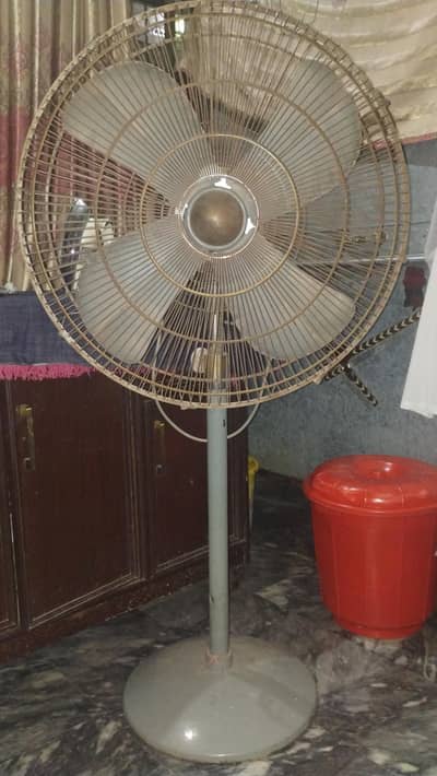padestal fan h Mubarak company ka bohat Kam use huwa