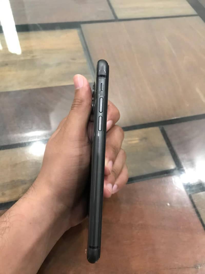 Apple iPhone 11 4
