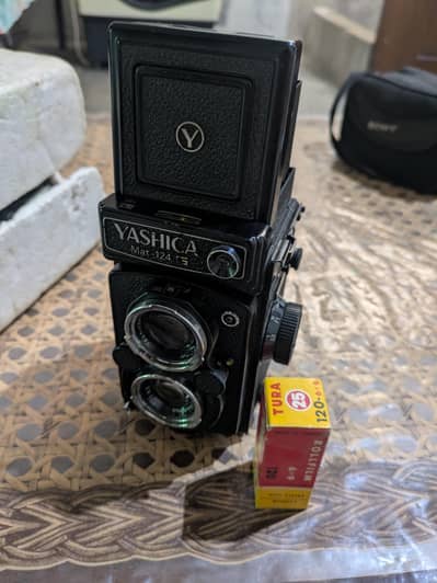 Medium Formate TLR Camera  Yashica Mat 124G Camera