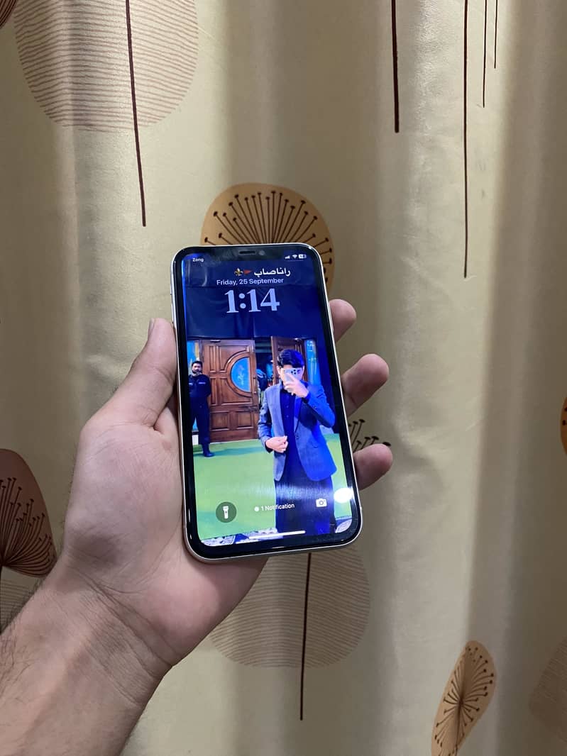 Apple iPhone 11 4