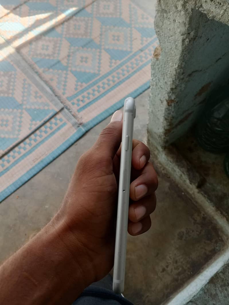 Apple iPhone 8 3