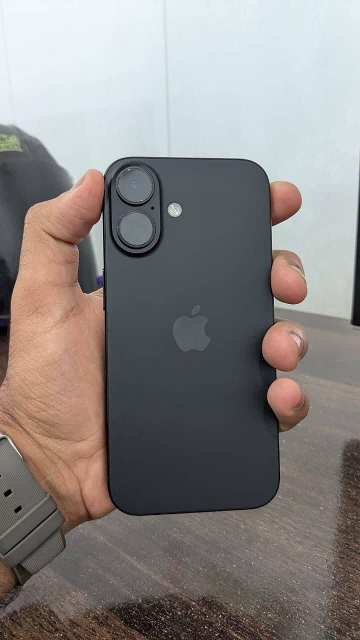 Apple iPhone 16 3