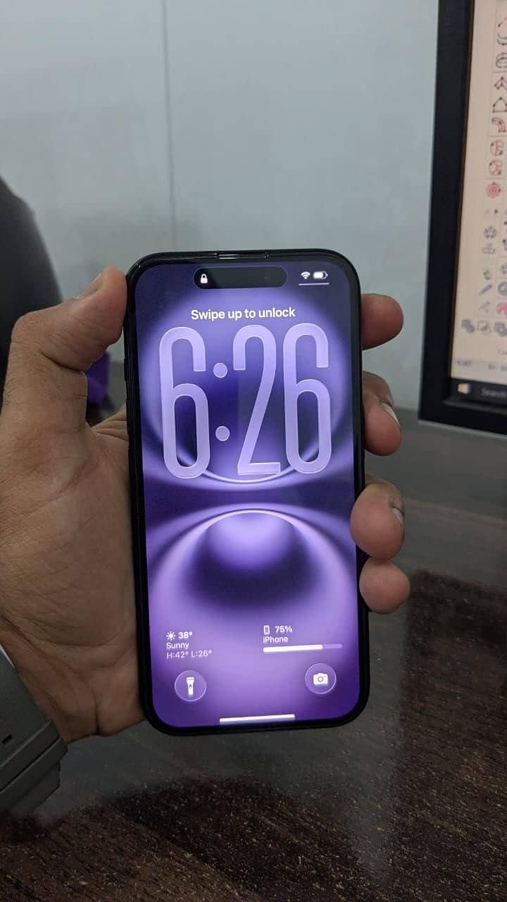 Apple iPhone 16 4