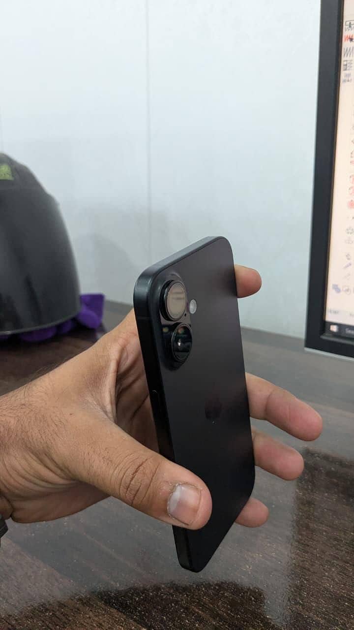 Apple iPhone 16 5