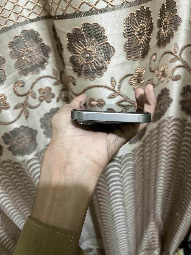 Apple iPhone 15 Pro 2