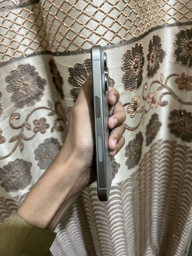 Apple iPhone 15 Pro 4