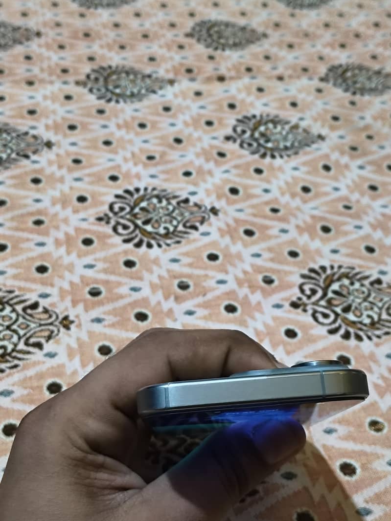 Apple iPhone 15 Pro 4