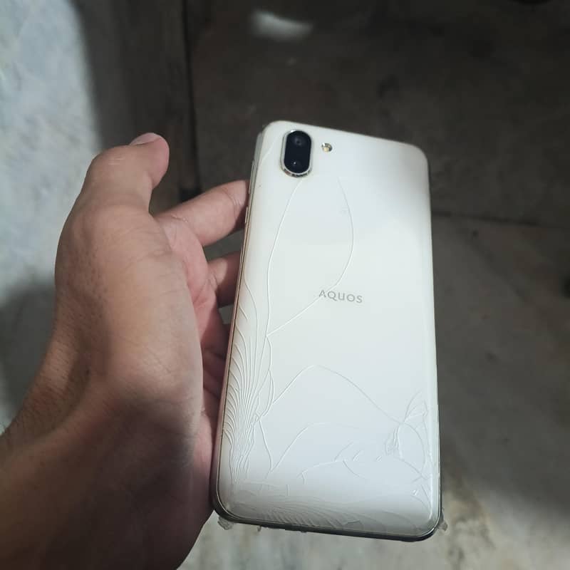 Sharp Aquos R2 1