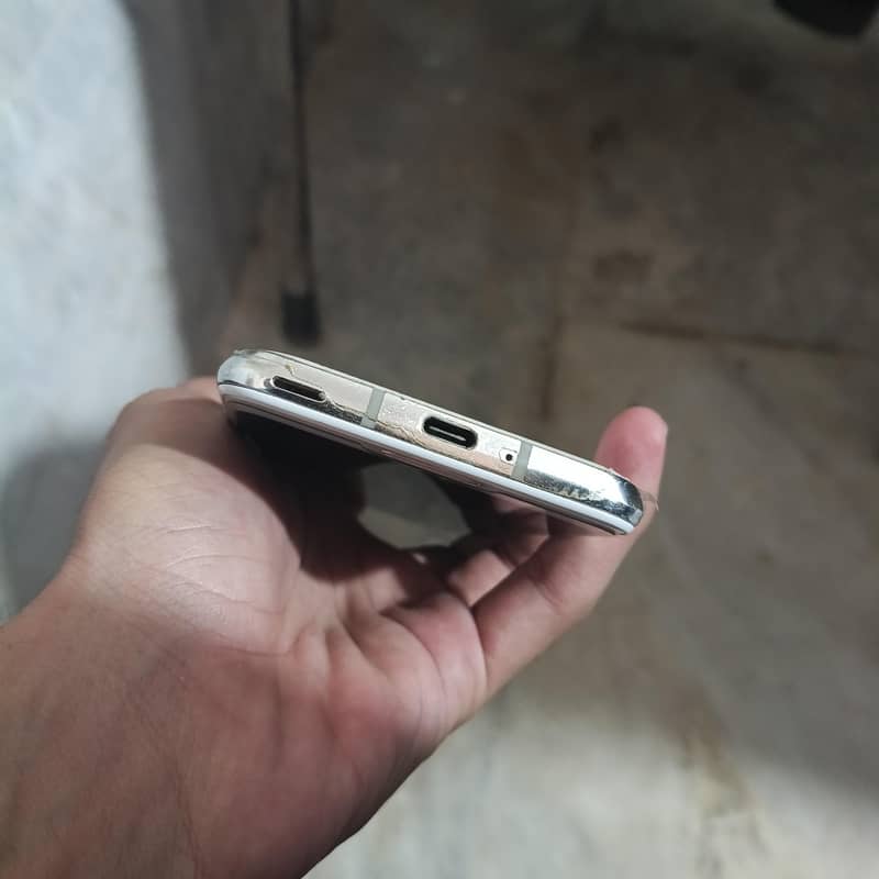 Sharp Aquos R2 4