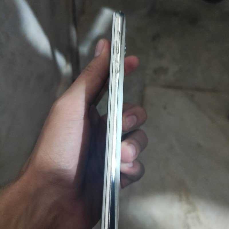 Sharp Aquos R2 5