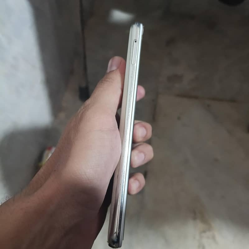 Sharp Aquos R2 6