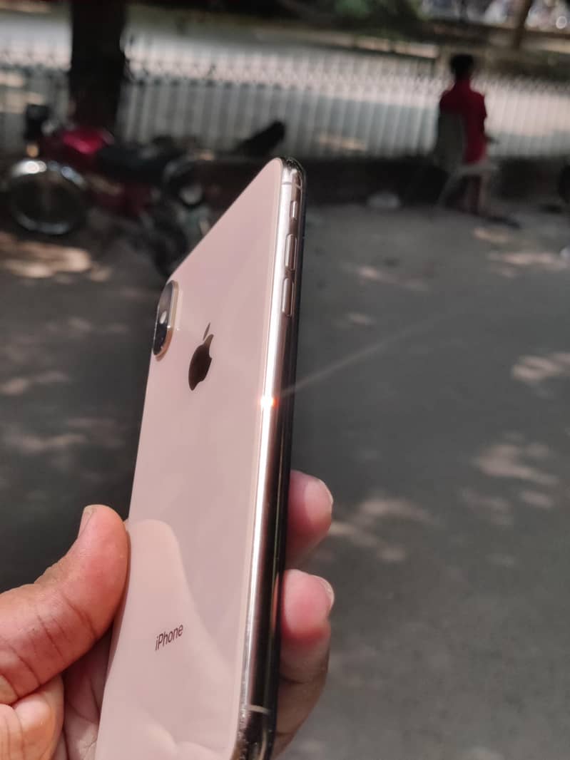Apple iPhone XS Max 3