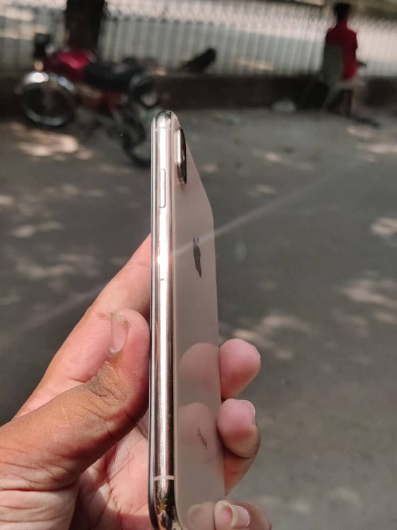 Apple iPhone XS Max 4