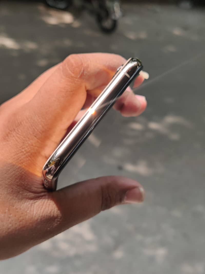Apple iPhone XS Max 6