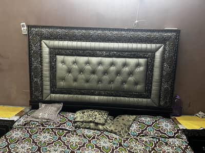 King bed with accessories
