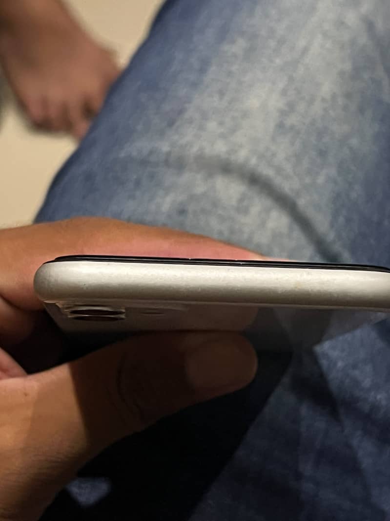 Apple iPhone 11 4
