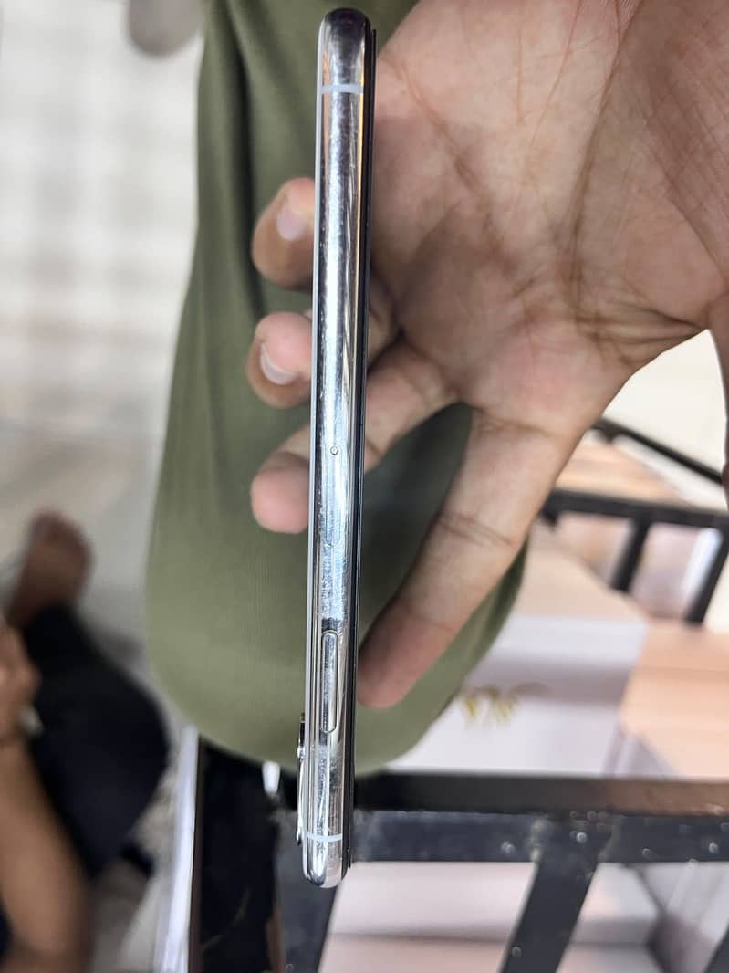 Apple iPhone X 4