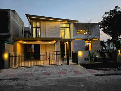 "Luxury Meets Comfort! Ready To Move 1 Kanal House DHA Phase II Book Your Visit Today!"