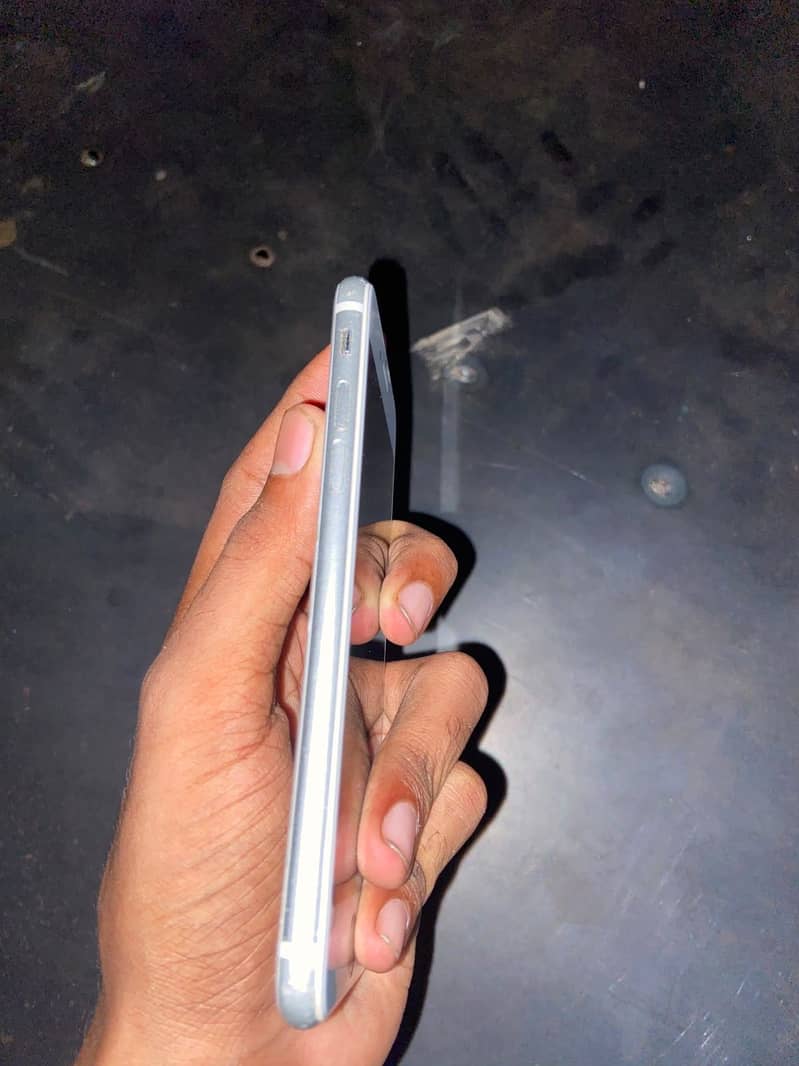 Apple iPhone 8 6