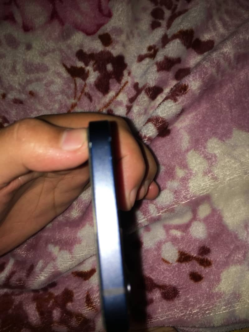 Apple iPhone 12 4
